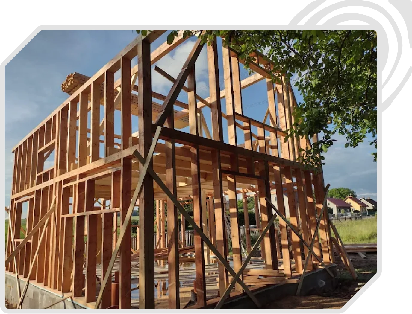 Dřevěná konstrukce rodinného domu během výstavby
