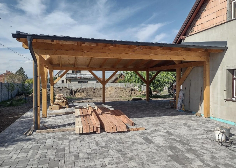 Přístřešek pro dvě auta s pergolou